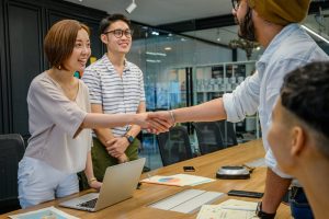 Strategi Pemasaran Offline Yang Tetap Relevan Di Era Digital Membangun Koneksi Nyata Di Dunia Maya